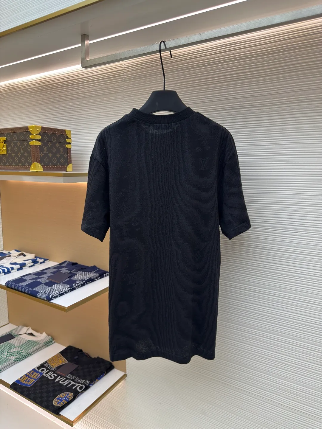 LOUIS VUITTON textured jacquard short-sleeved T-shirt ●Authentic product: purchased and developed by 9245 ●Item number: 1680360-A55 ●Fabric: pure cotton fabric ●Technology: jacquard production ●Version: fitted version ●Weight: about 190 grams ●Size: S-M-L-XL ●Description: Made of custom-made jacquard cotton knitted fabric, 100% cotton imported yarn, fully decorated with LV The Moire pattern is integrated into the LV letter Monogram flowers, and the entire frame is decorated with LV letter logo jacquard. The jacquard is integrated with the fabric, and the iconic ribbed neckline is custom-woven, truly achieving 1:1 copy. The overall wiring is straight and delicate, the fabric is comfortable and soft, and the color is consistent without color difference. It can be matched with the same style to create a fashionable look and control various occasions. Customized accessories, complete with three standards, same style for men and women!